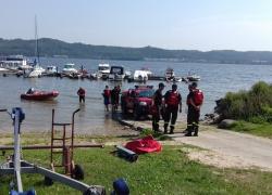 Ćwiczenia z ratownictwa wodnego na jeziorze Żarnowieckim