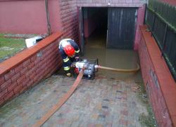 Wypompowanie wody z piwnicy w Perlinie - 05.02.2011