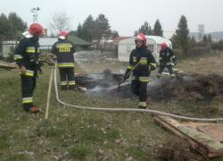 Pożar sterty desek i suchej trawy w Nadolu - 23.04.2013