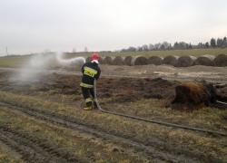 Pożar balotów słomy w Toliszczku - 13.02.2014