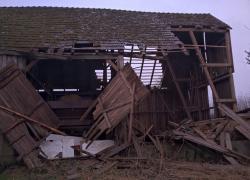 Zerwany dach ze stodoły w Gniewinie