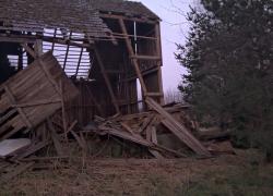 Zerwany dach ze stodoły w Gniewinie - 04.04.2022