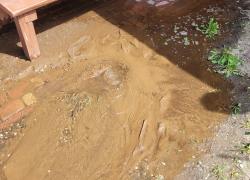 Pęknięta rura wodociągowa w Nadolu