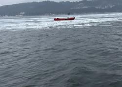 Dryfująca łódź na jeziorze Żarnowieckim