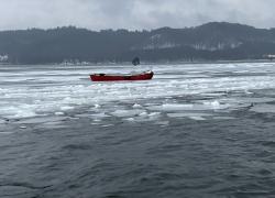 Dryfująca łódź na jeziorze Żarnowieckim - 14.01.2026