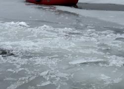 Dryfująca łódź na jeziorze Żarnowieckim - 14.01.2026