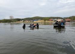 Wywrócony skuter na jeziorze Żarnowieckim - 05.05.2026