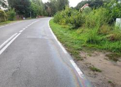 Plama substancji ropopochodnej na drodze w Nadolu